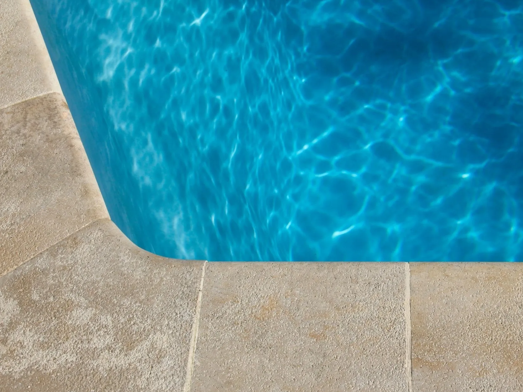 Margelle de piscine sur-mesure en pierre naturelle.