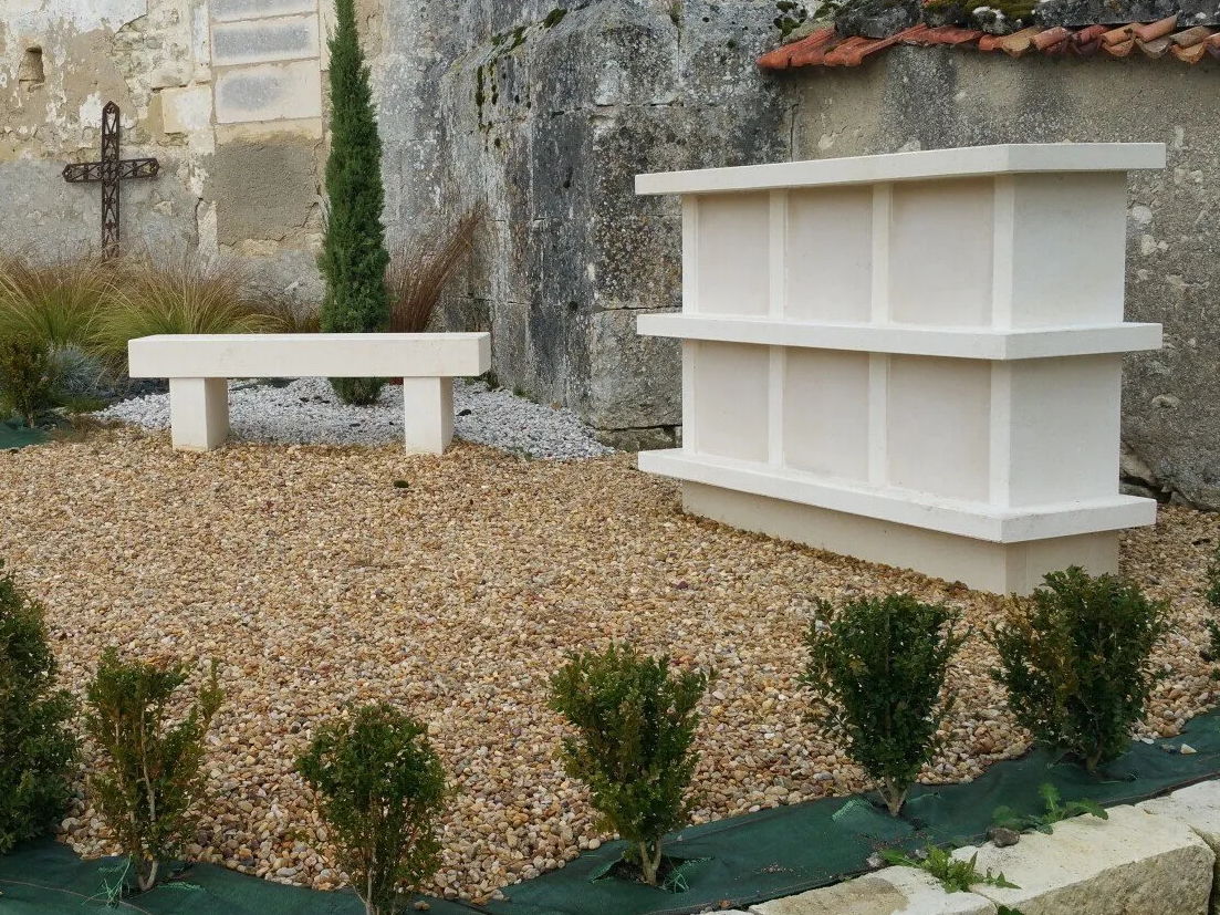 Aménagement colombarium six cases en pierre calcaire blanche.